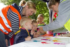 Nina Vogelsang am Stand der Farbkleckser am Eltern-Kind-Tag.