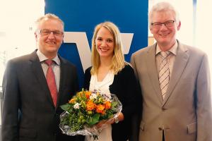 Übergabe des Blumenstraußes der Vorstände. Von links: Jens Hauschildt, Kim Sackmann und Norbert Hackmann